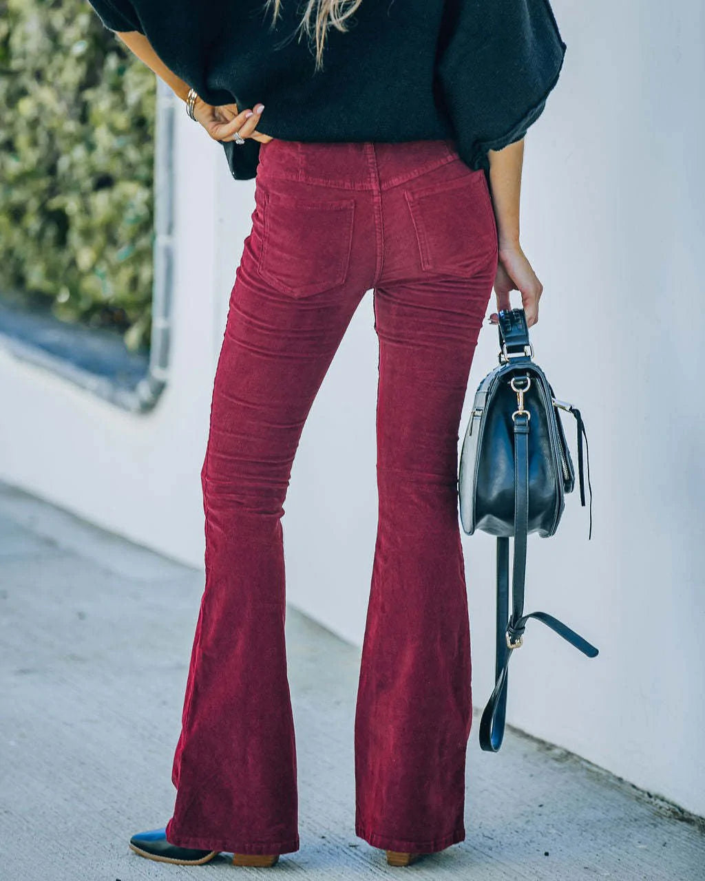 Damescorduroybroek, uitlopend — hoge taille met retro-silhouet
