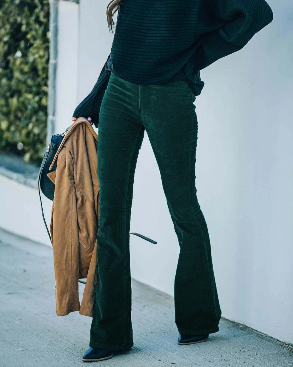 Damescorduroybroek, uitlopend — hoge taille met retro-silhouet