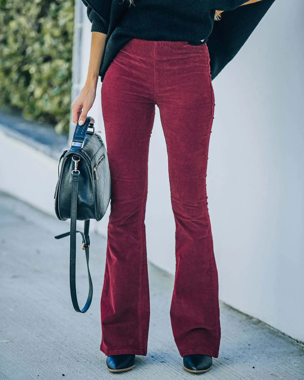 Damescorduroybroek, uitlopend — hoge taille met retro-silhouet