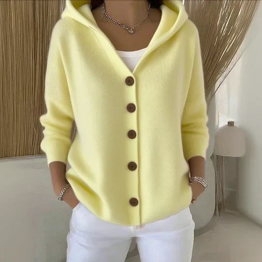 Dames gebreid vest met capuchon — cardigan van acryl met knopen