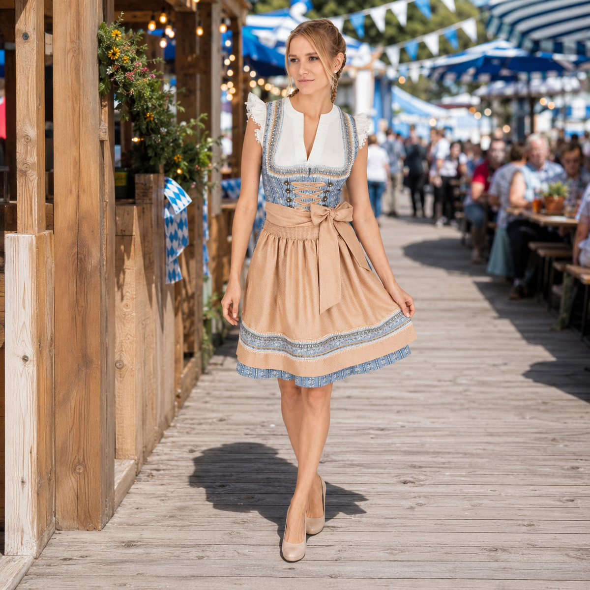 Korte tweedelige dirndl voor dames — lichtblauwe mini-Oktoberfestjurk