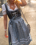 Dirndl dames met schort — traditionele klederdracht voor Oktoberfest