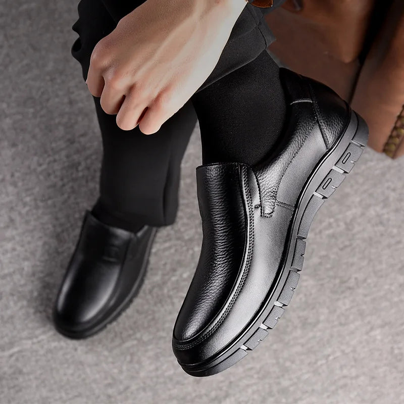 Herenschoenen van imitatieleer — casual vrijetijdsschoenen met perforaties en voering