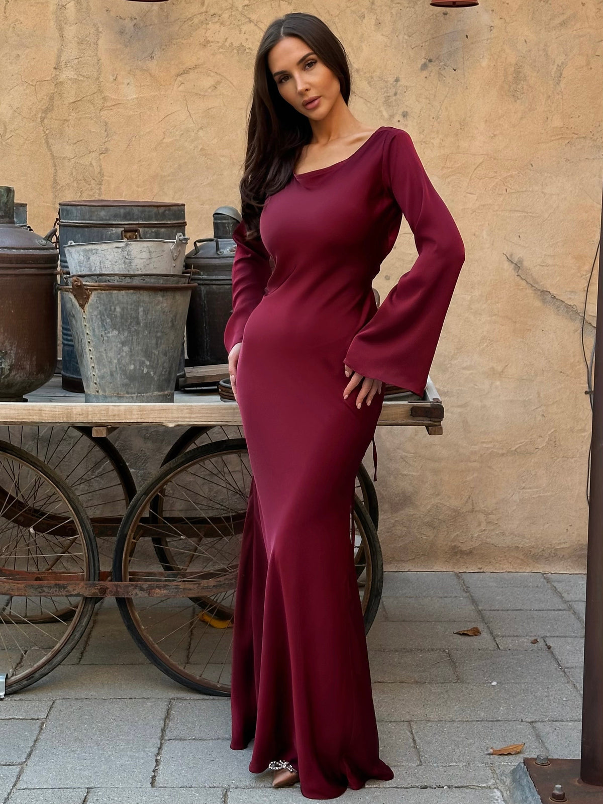 Satijnen maxi-jurk voor dames — elegant, soepelvallend en met lange mouwen