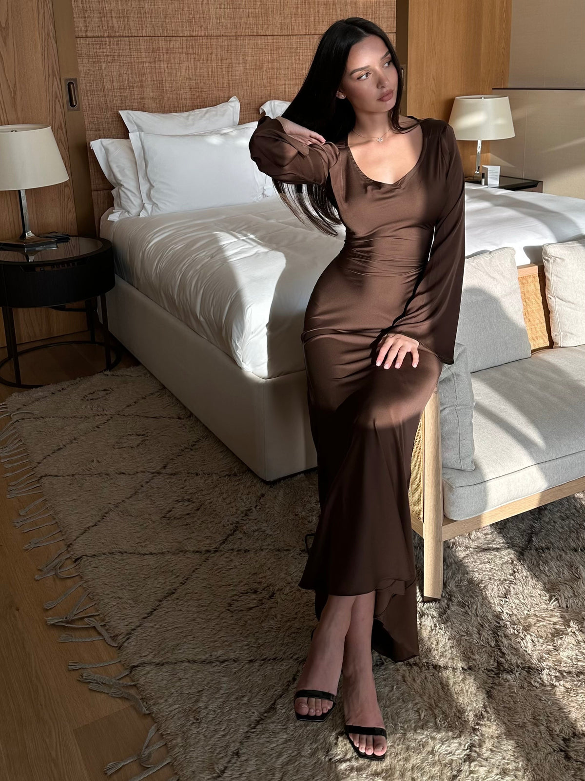 Satijnen maxi-jurk voor dames — elegant, soepelvallend en met lange mouwen