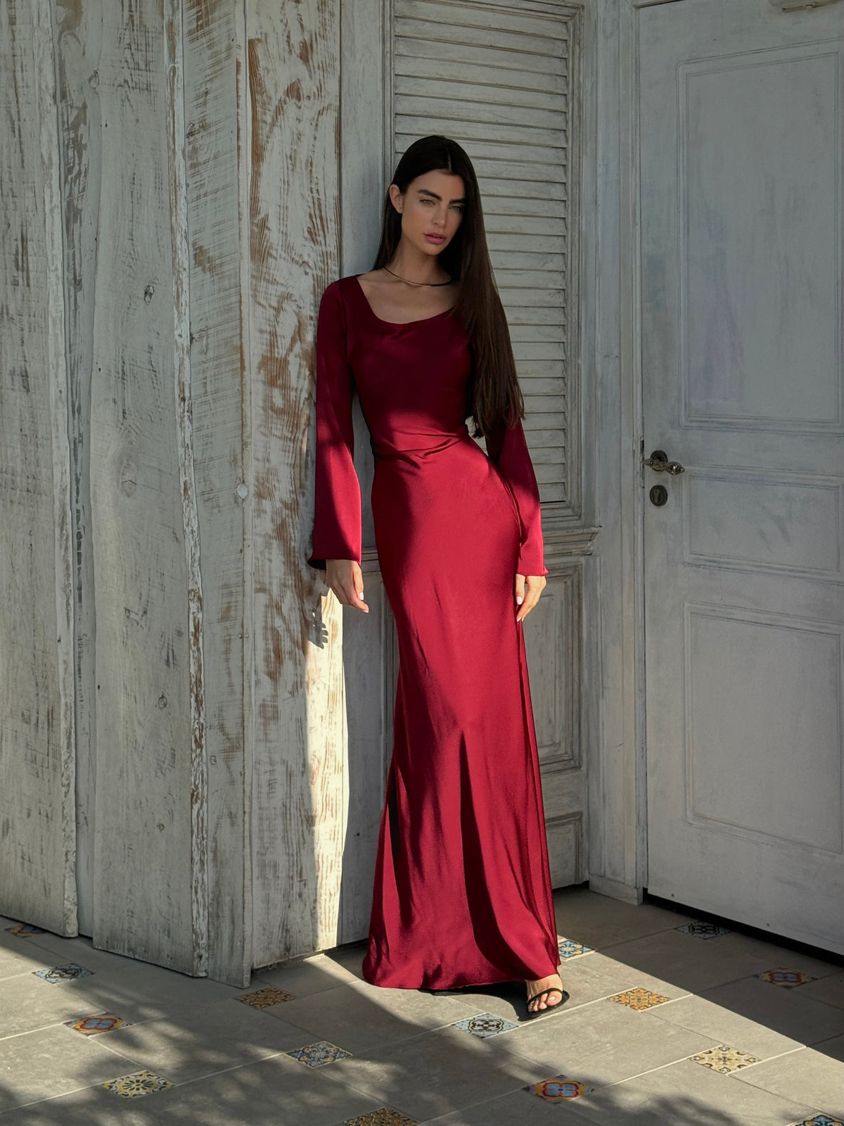 Satijnen maxi-jurk voor dames — elegant, soepelvallend en met lange mouwen