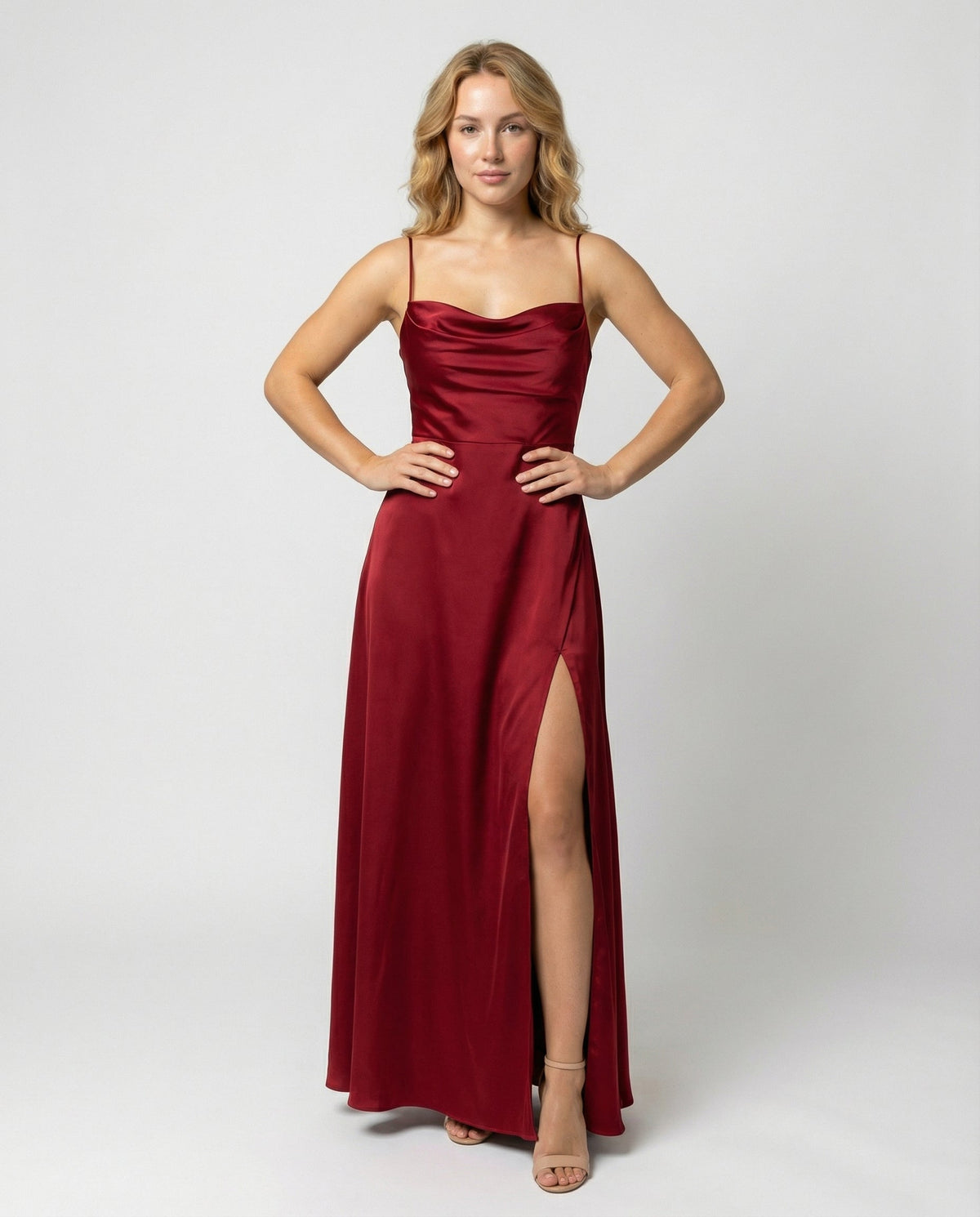 Satijnen maxi-jurk voor dames — gedrapeerde halslijn met elegante split aan de zijkant