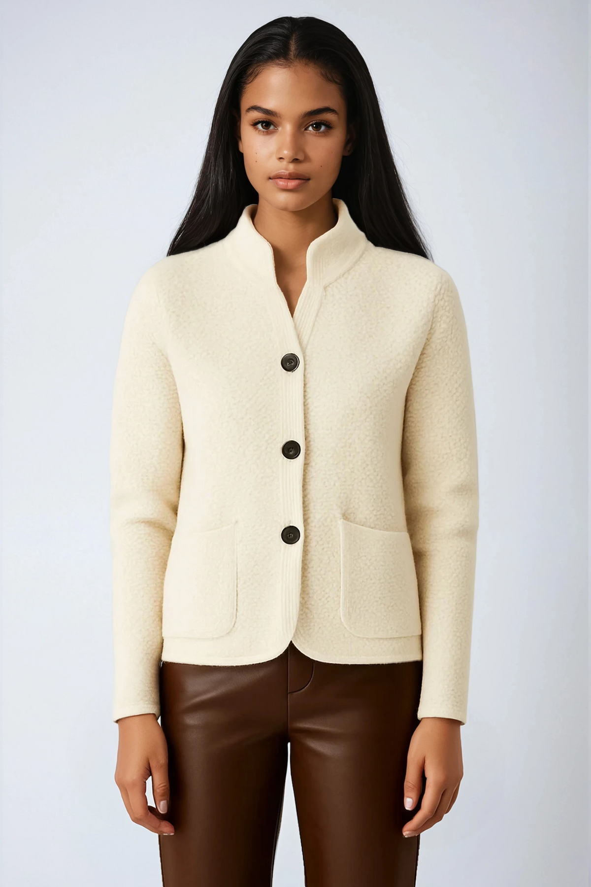 Dames gebreid vest — met knoopsluiting, opstaande kraag en zakken